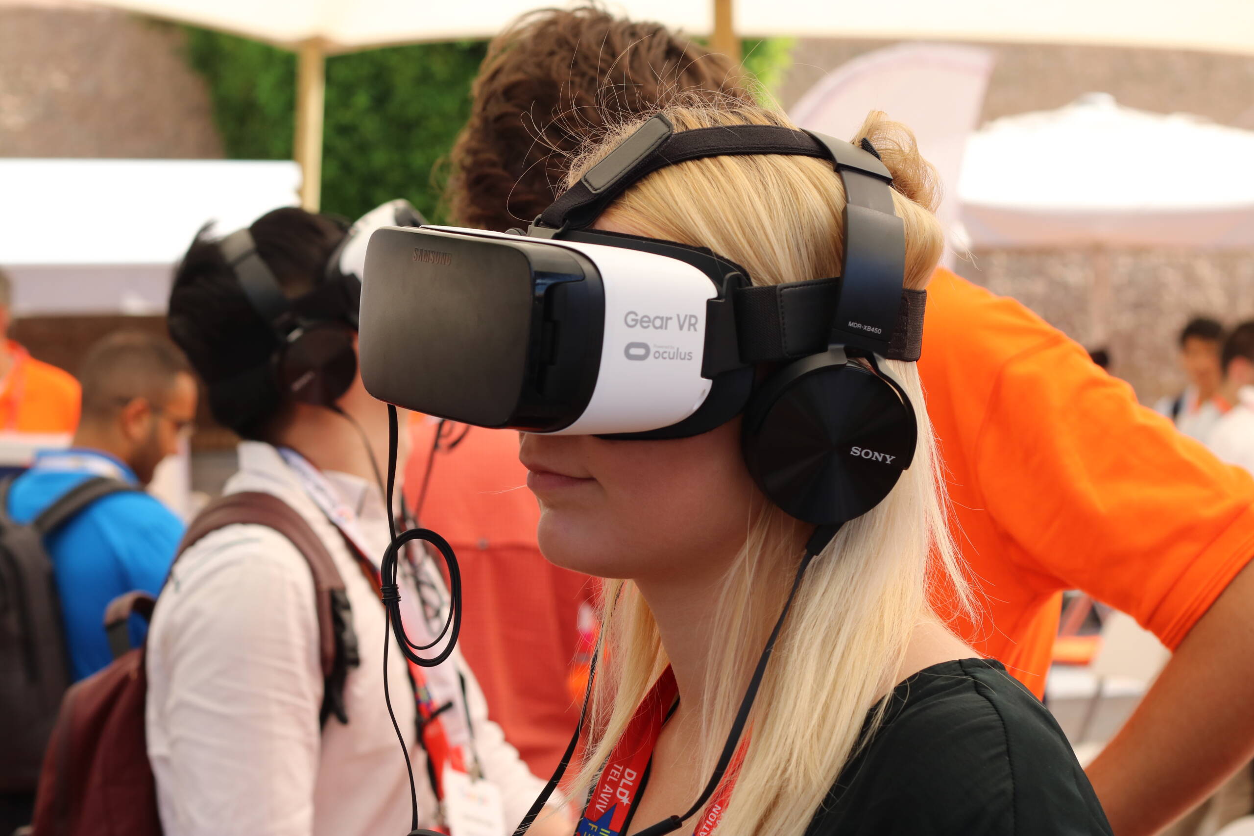 Why Smart Glasses Beat VR Headsets